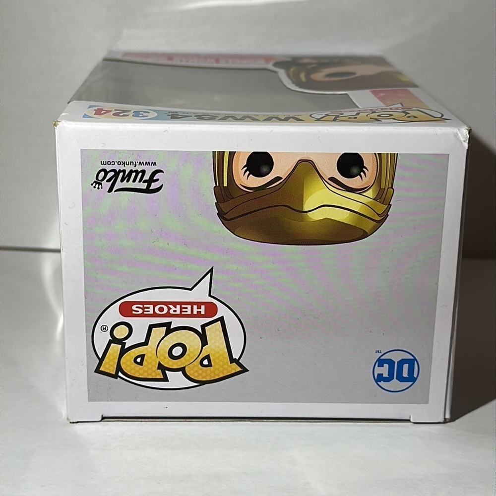 Wonder Woman golden armour flying funko pop​ - Picture 5 of 6
